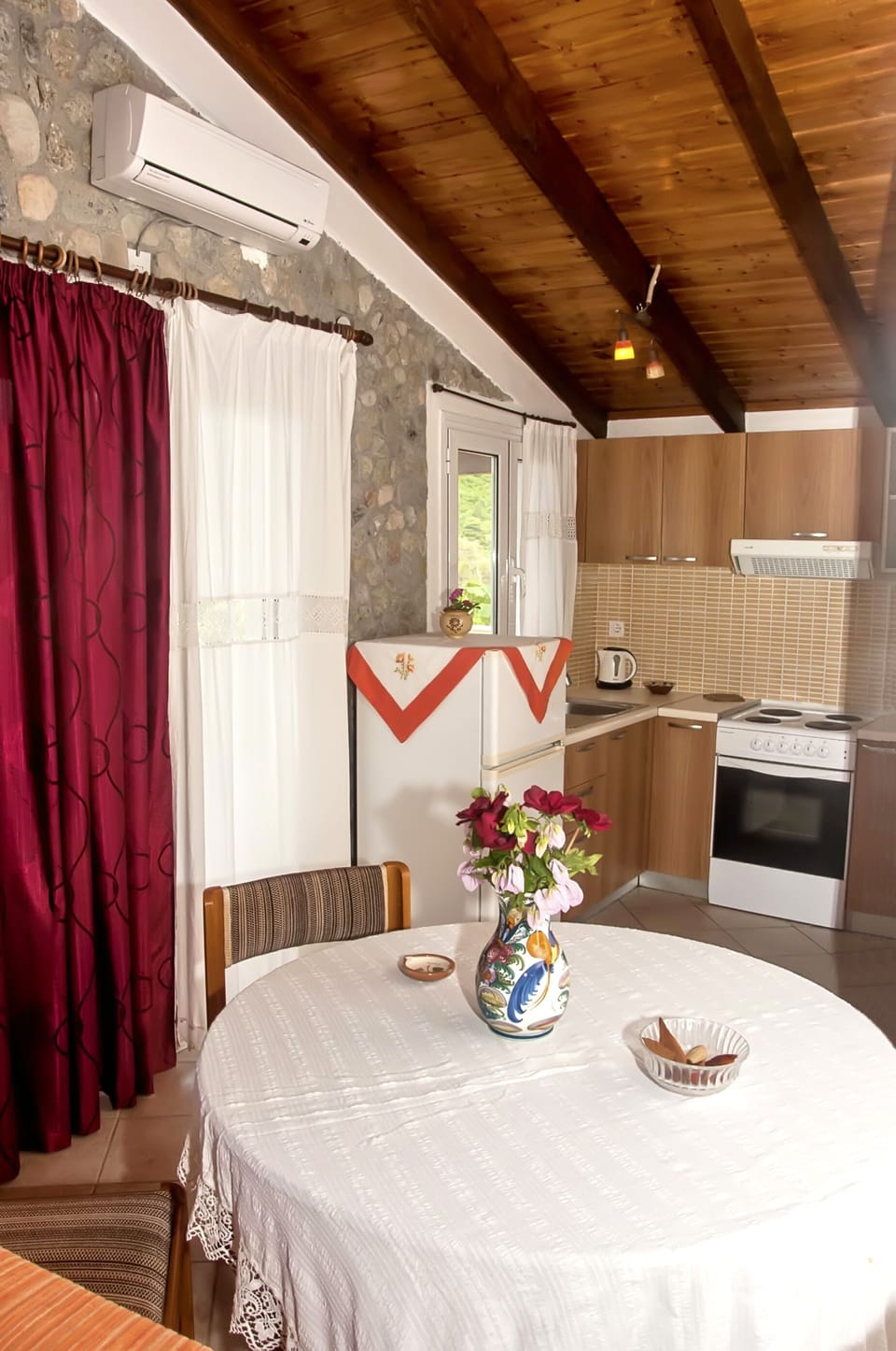 Dining table, very well equipped kitchen.