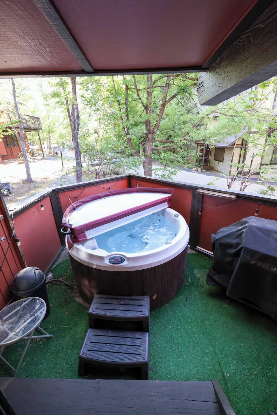 Jacuzzi and gas BBQ on balcony, available year round. Always has gas, HOWEVER the cleaning crew won't clean it so there is a cleaning brush provided if you would like to use the grill. Please remember to clean it after use.:) thanks