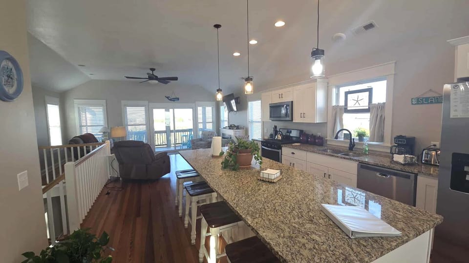 Kitchen (alternate view)