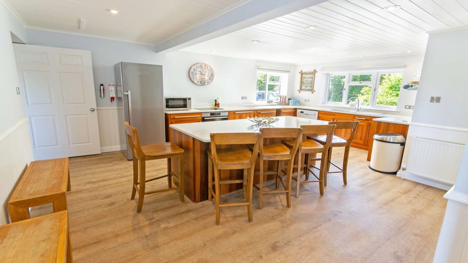 Large open plan kitchen with breafast seating area