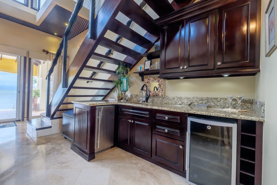 Lower livingroom wetbar