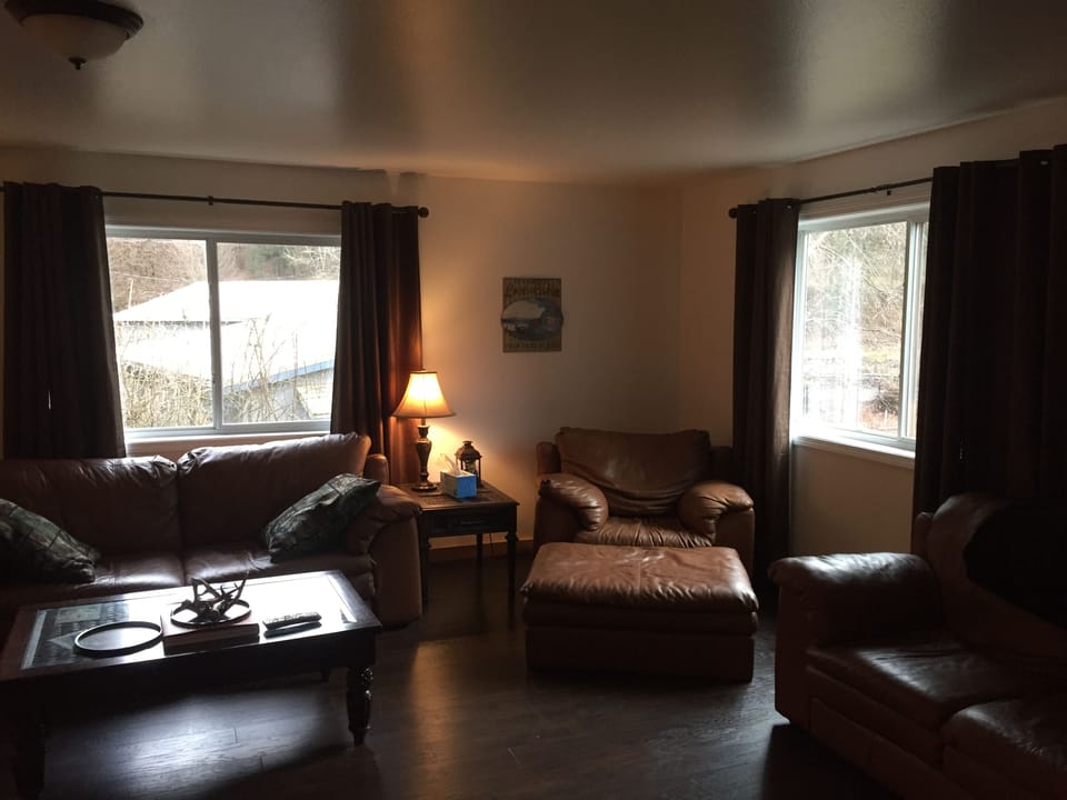 Large Livingroom (Down stairs)