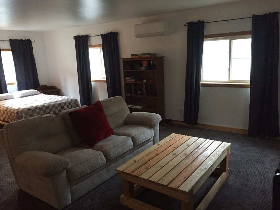 Mountain view Room w private TV sitting Area (Upstairs)