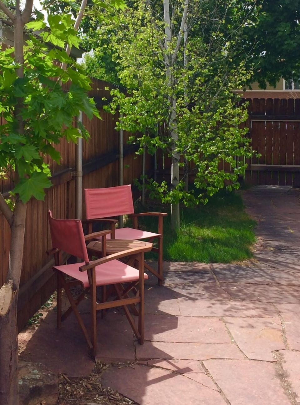 Quiet secluded private side yard for guest's use