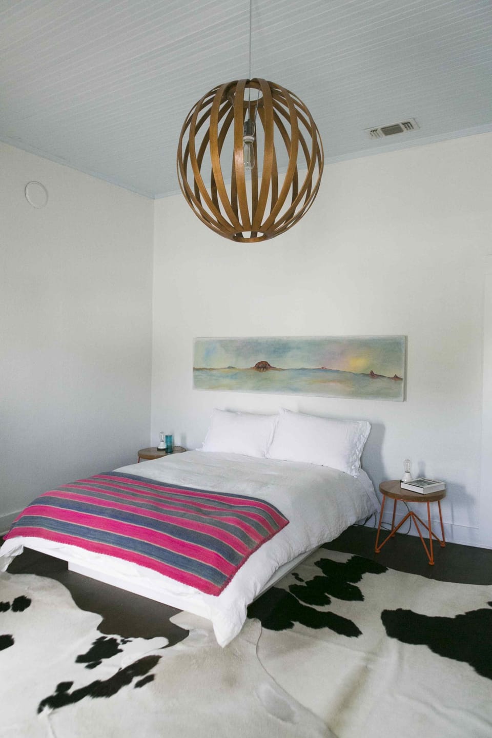 Second bedroom with Woody Farris painting
