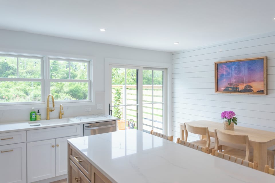 Big Island  with stools / comfortable dining area