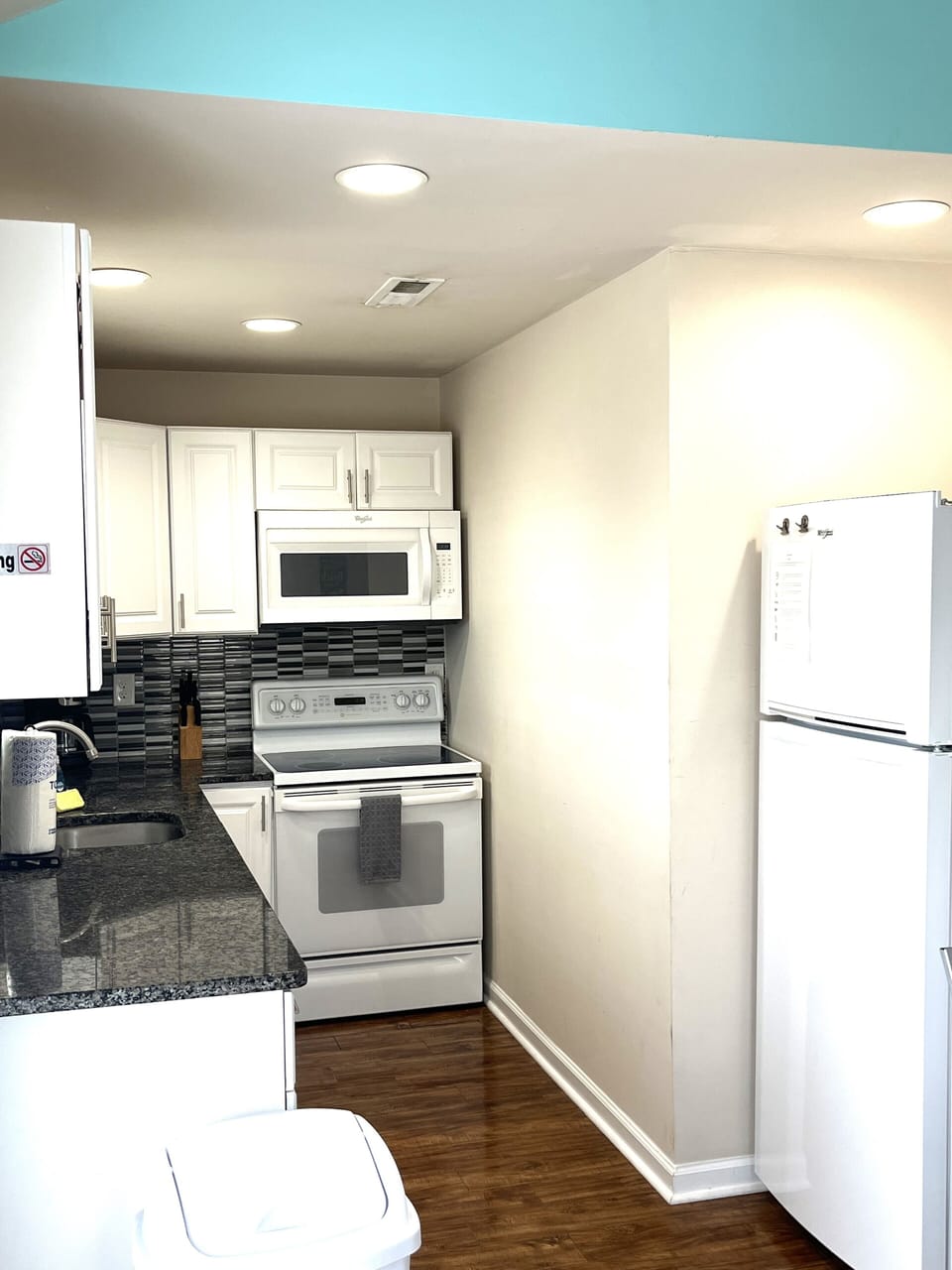 Kitchen with full-size stove & kitchen
