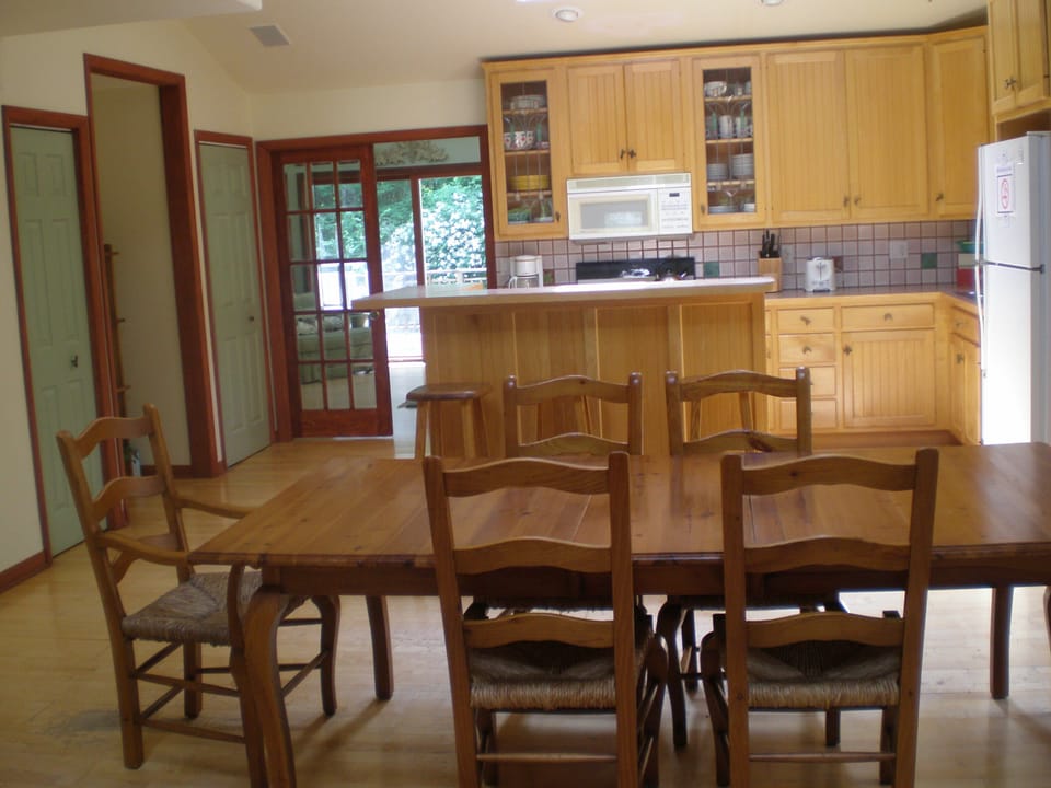 The table has leaves to accomodate extra guests