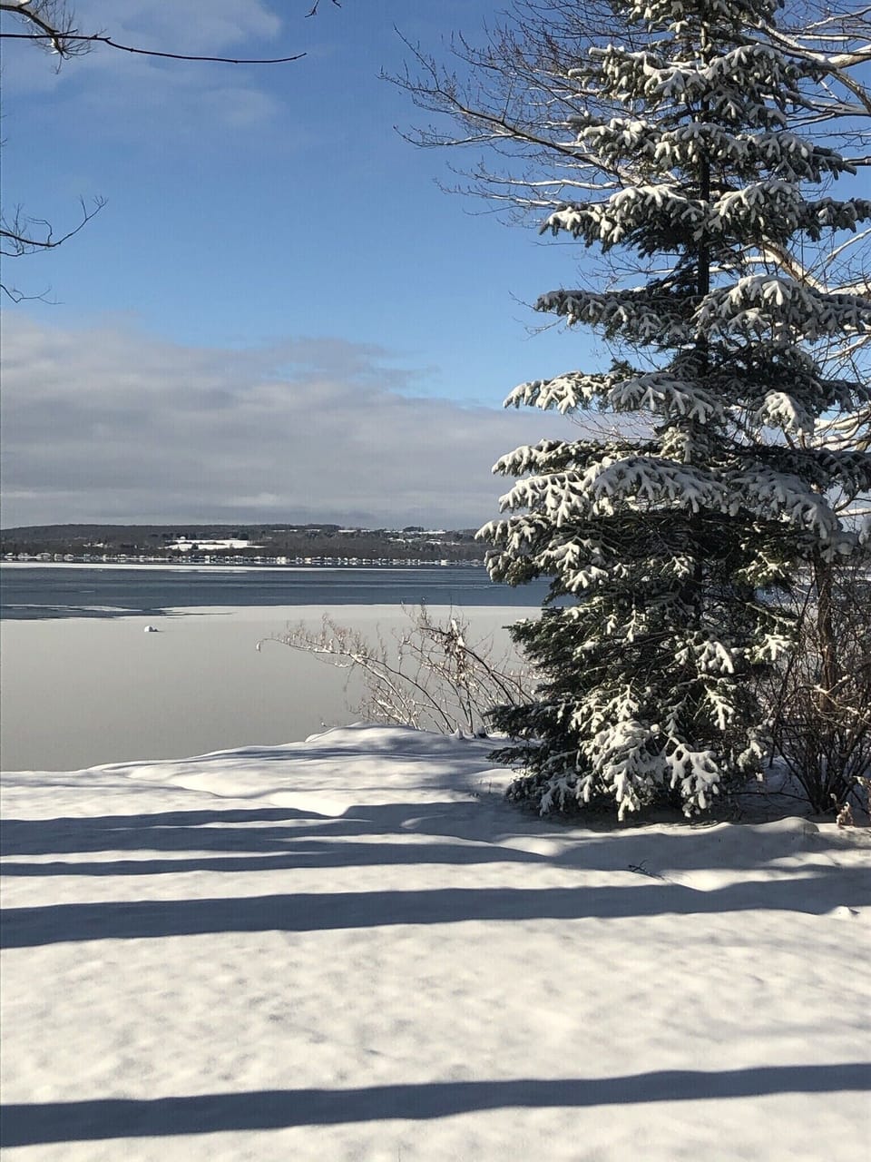 Winter, yes lake freezes over!
