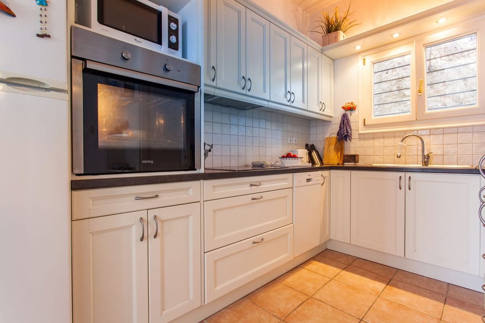 Full kitchen