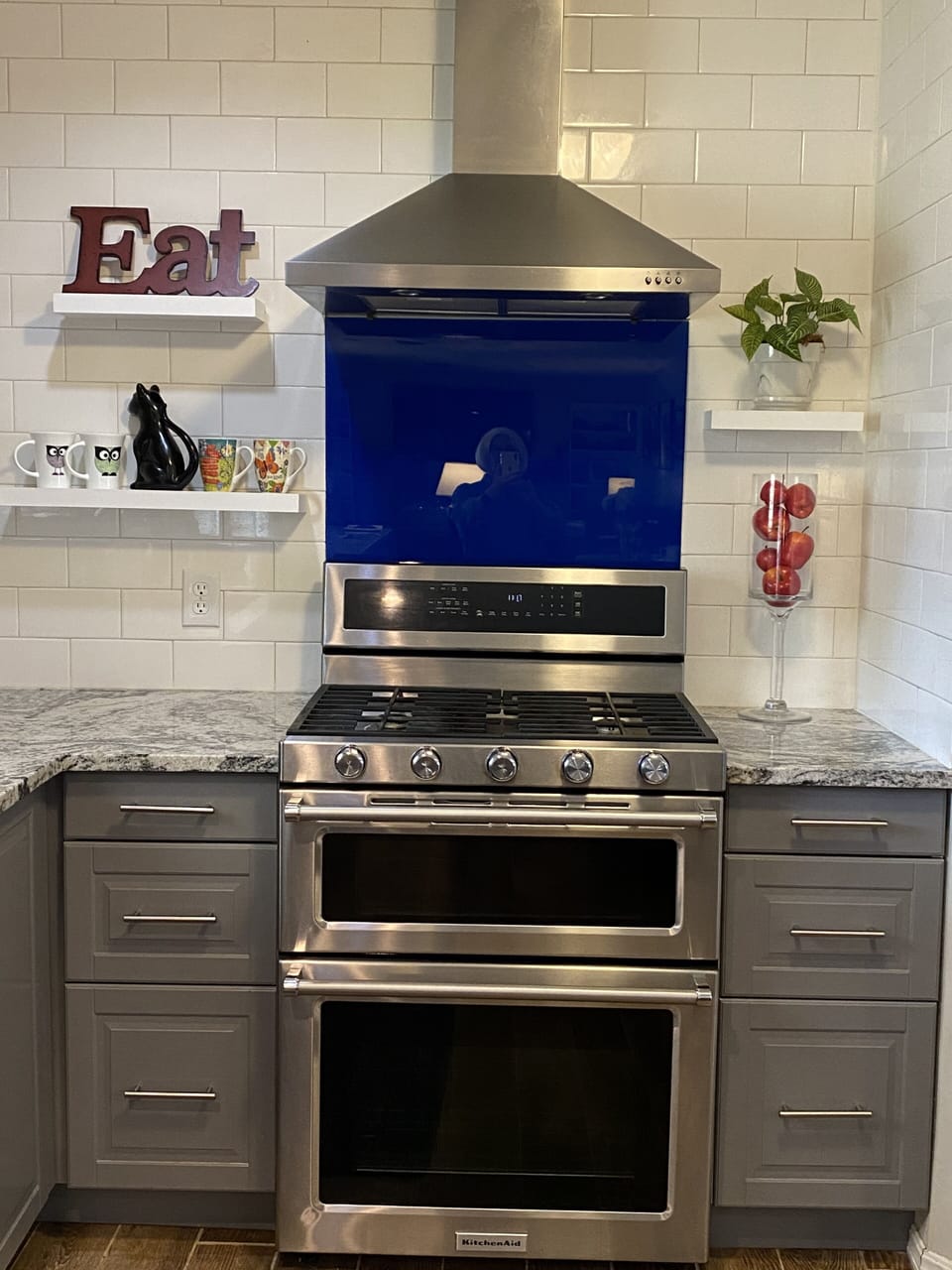 Dual fuel range/oven.