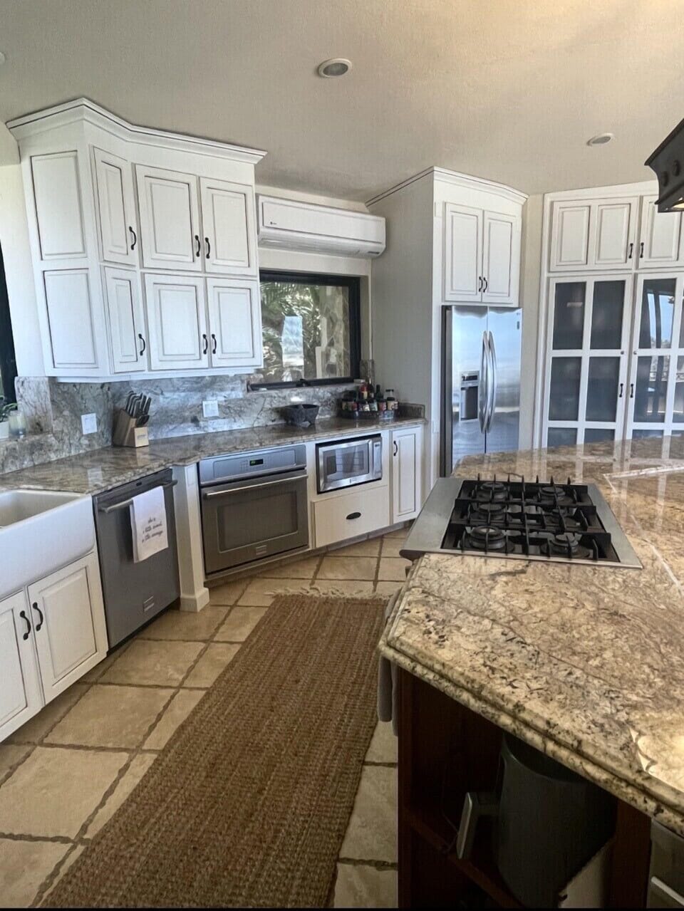 Gourmet kitchen, gas stove, oven, dishwasher, heating drawer, microwave/mini bar