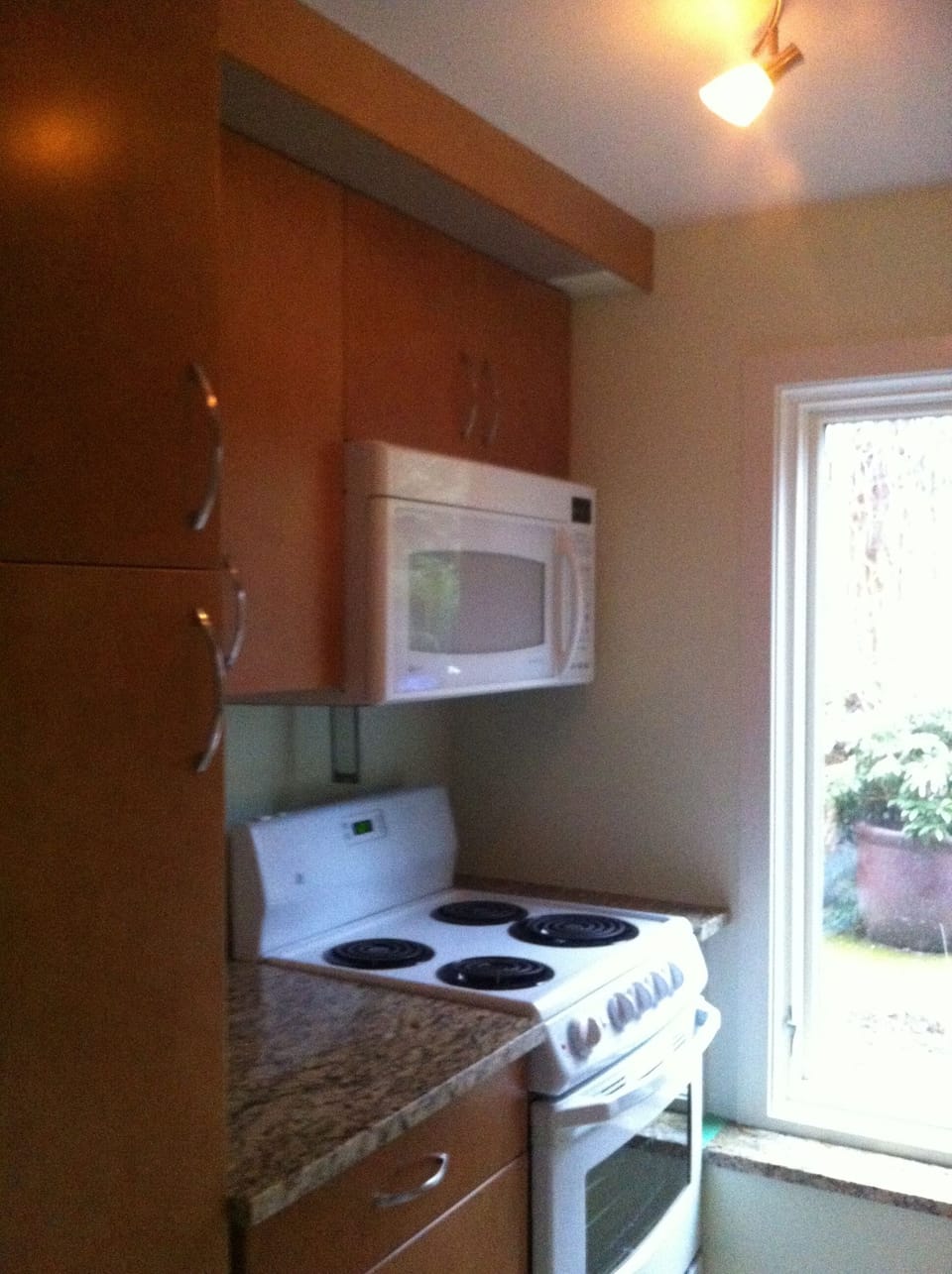 Fully equipped for dining in, and conveniently located for dining out.