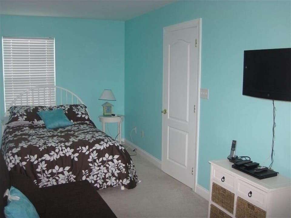 Upstairs master suite with a queen bed and comfortable futon (really!) Full bath
