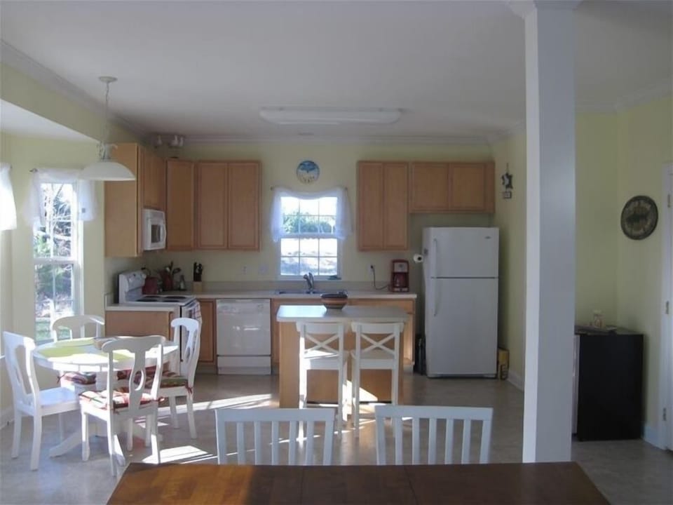 Wide open kitchen w/additional seating for 4 at the table and 2 at the island