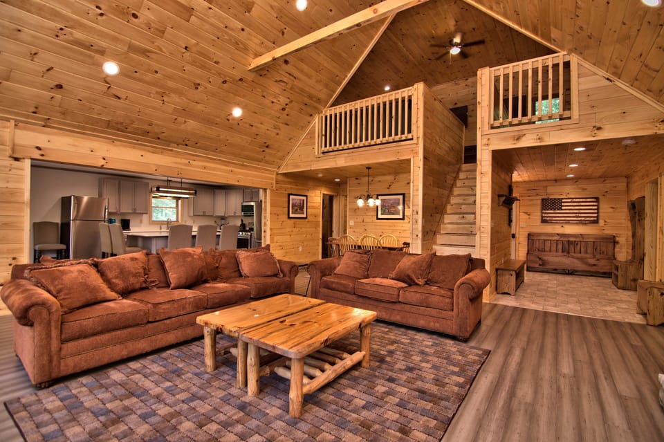 Living Area And Foyer Area. Full Eat In Kitchen And Breakfast Nook As Well!