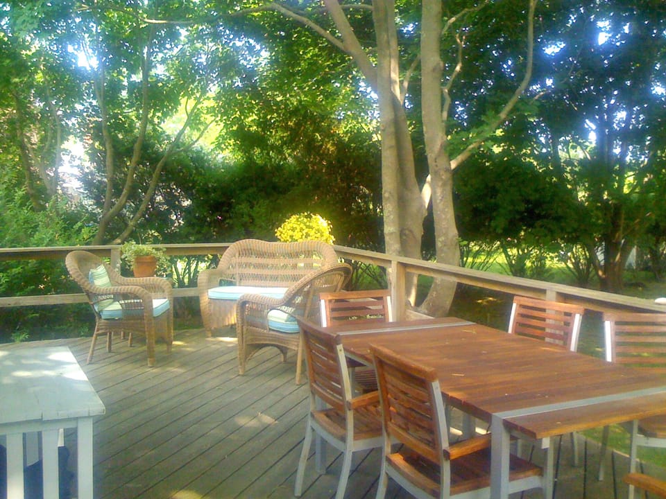 Wrap-around deck