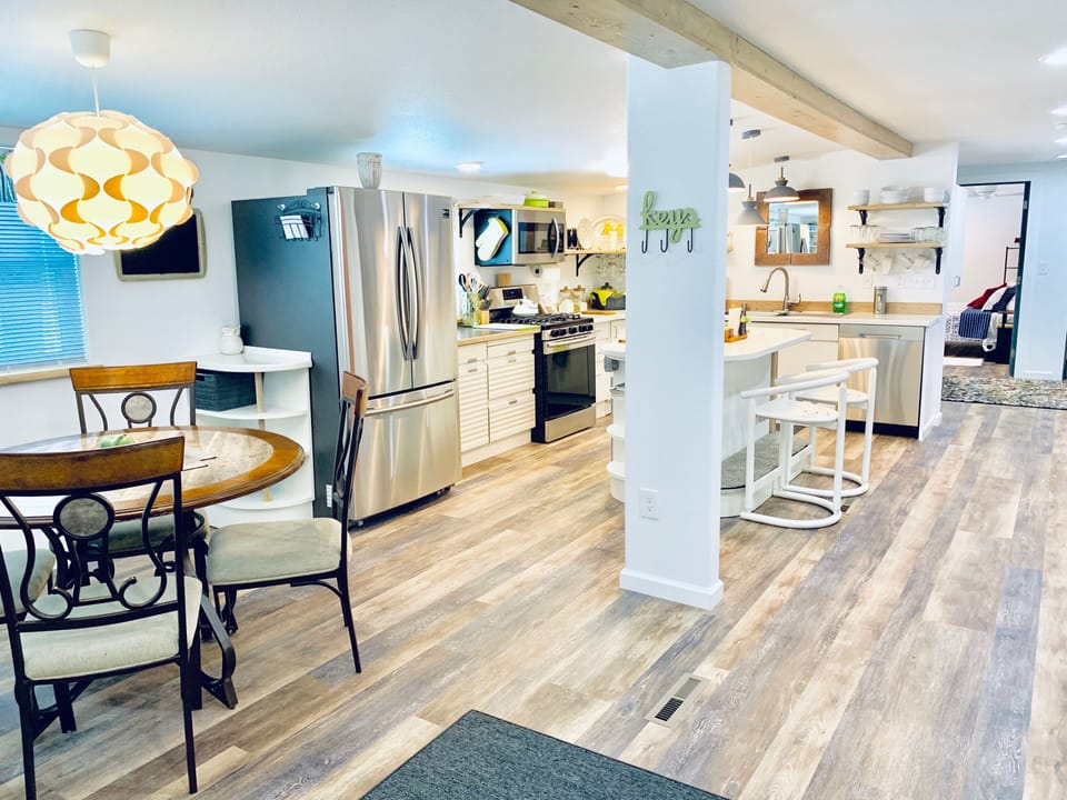dining area, kitchen area