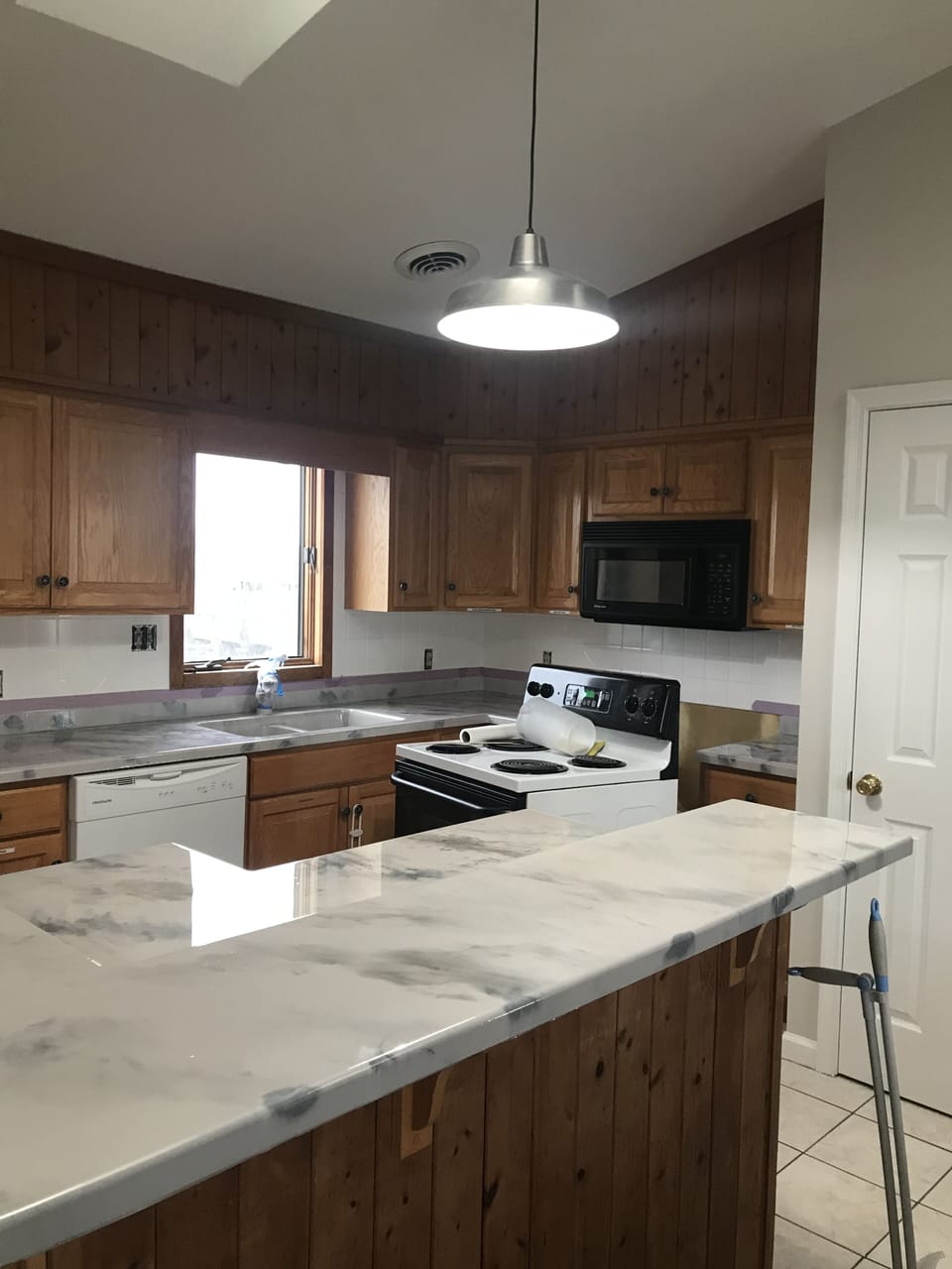 Stove, refrigerator, microwave, dish washer, small appliances. Loaded kitchen!