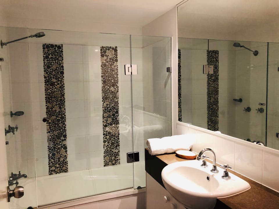 Main bathroom with bathtube, shower & toilet