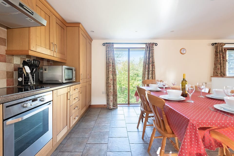 Kitchen & Dining Area