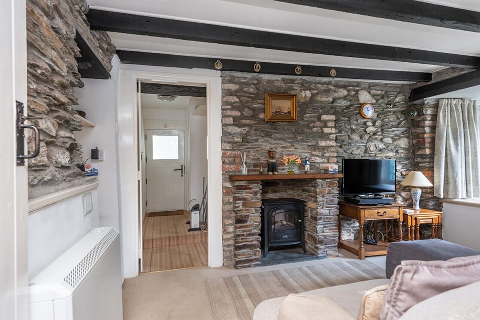 Kitchen & dining area