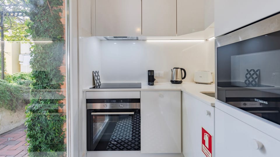 A modern fully equipped kitchenette with all the utensils and appliances you'll need.
#modern #quality #kitchen #portugal #pt #lisbon