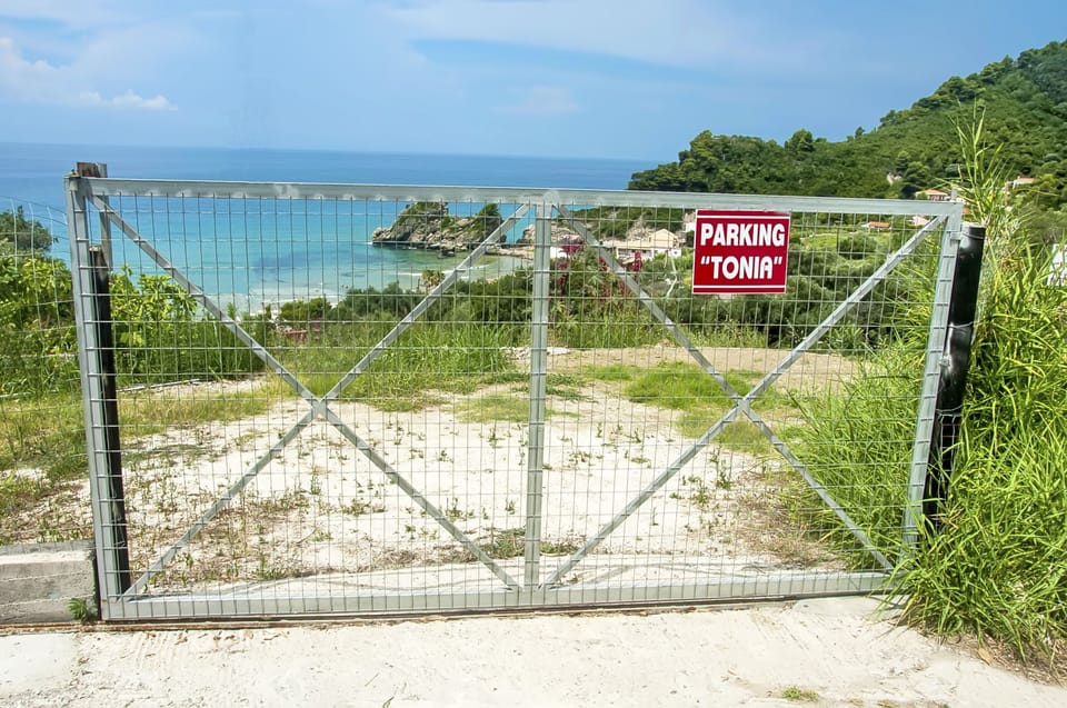 The private parking of the house Tonia.