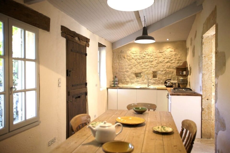 Fully equipped Kitchen and dining area