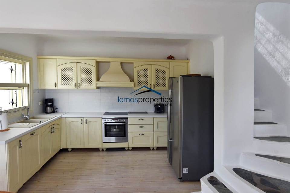 The fully equipped kitchen