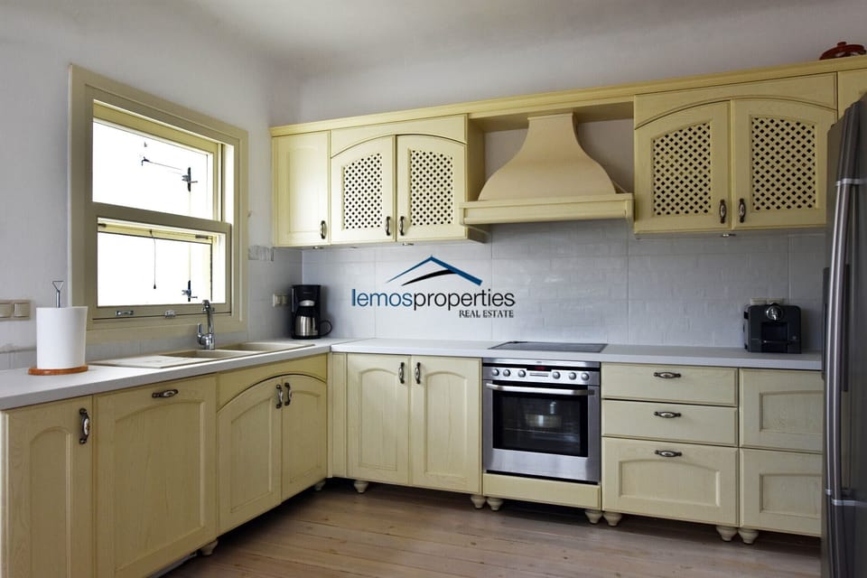 The fully equipped kitchen