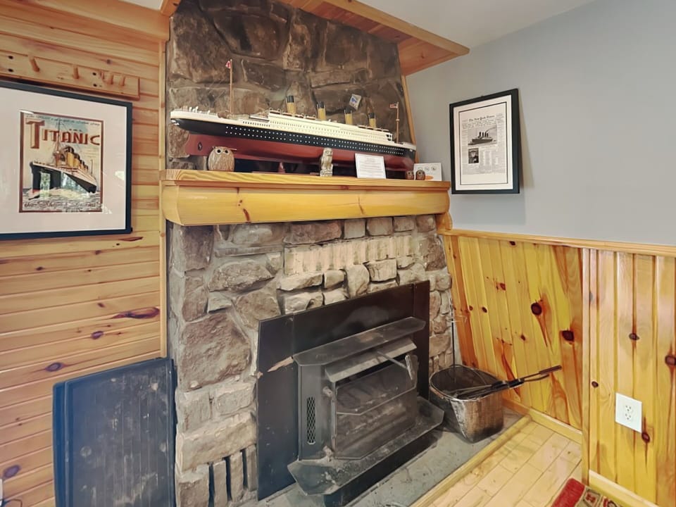 Sitting Area w/ Fireplace