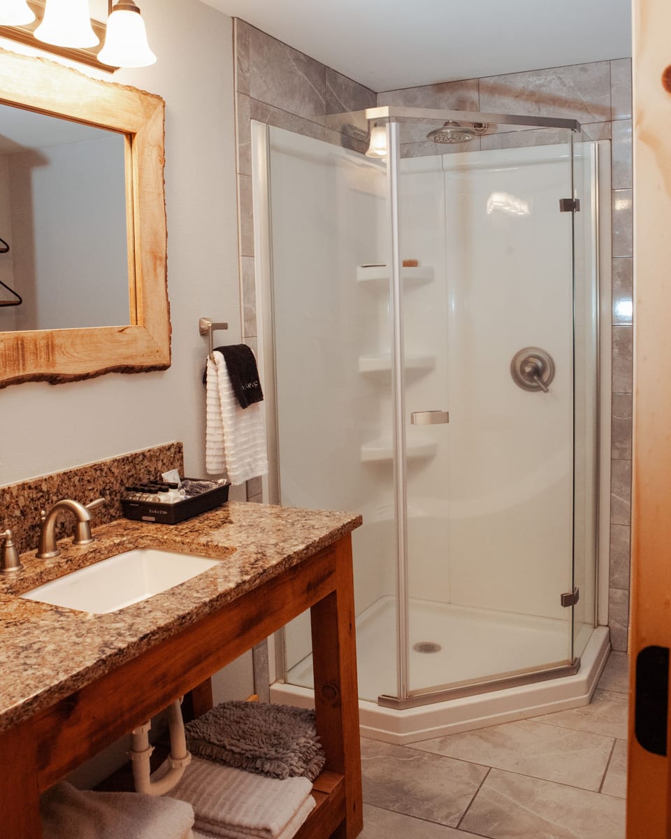 Main guest bathroom 