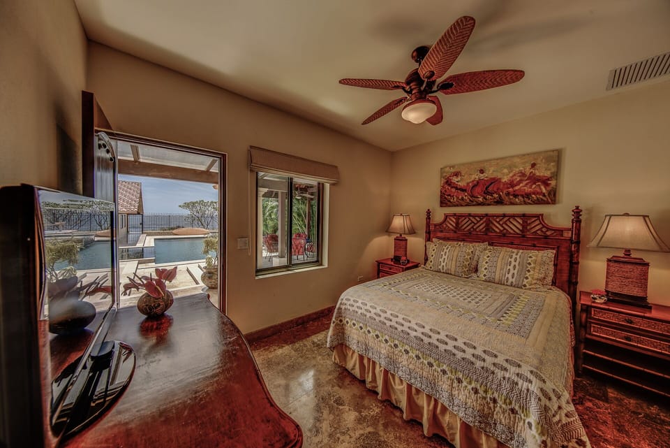 Suite 5 - Queen bed