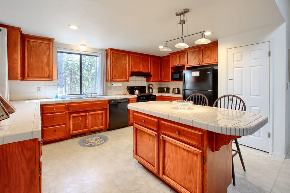 Kitchen with bar area