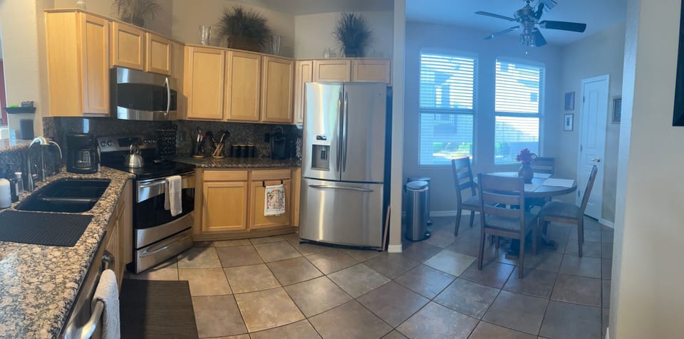 Kithen and breakfast nook.