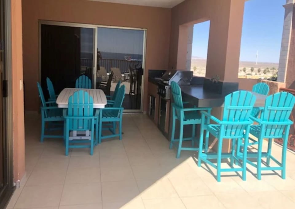 Al fresco dining in the sun or shade