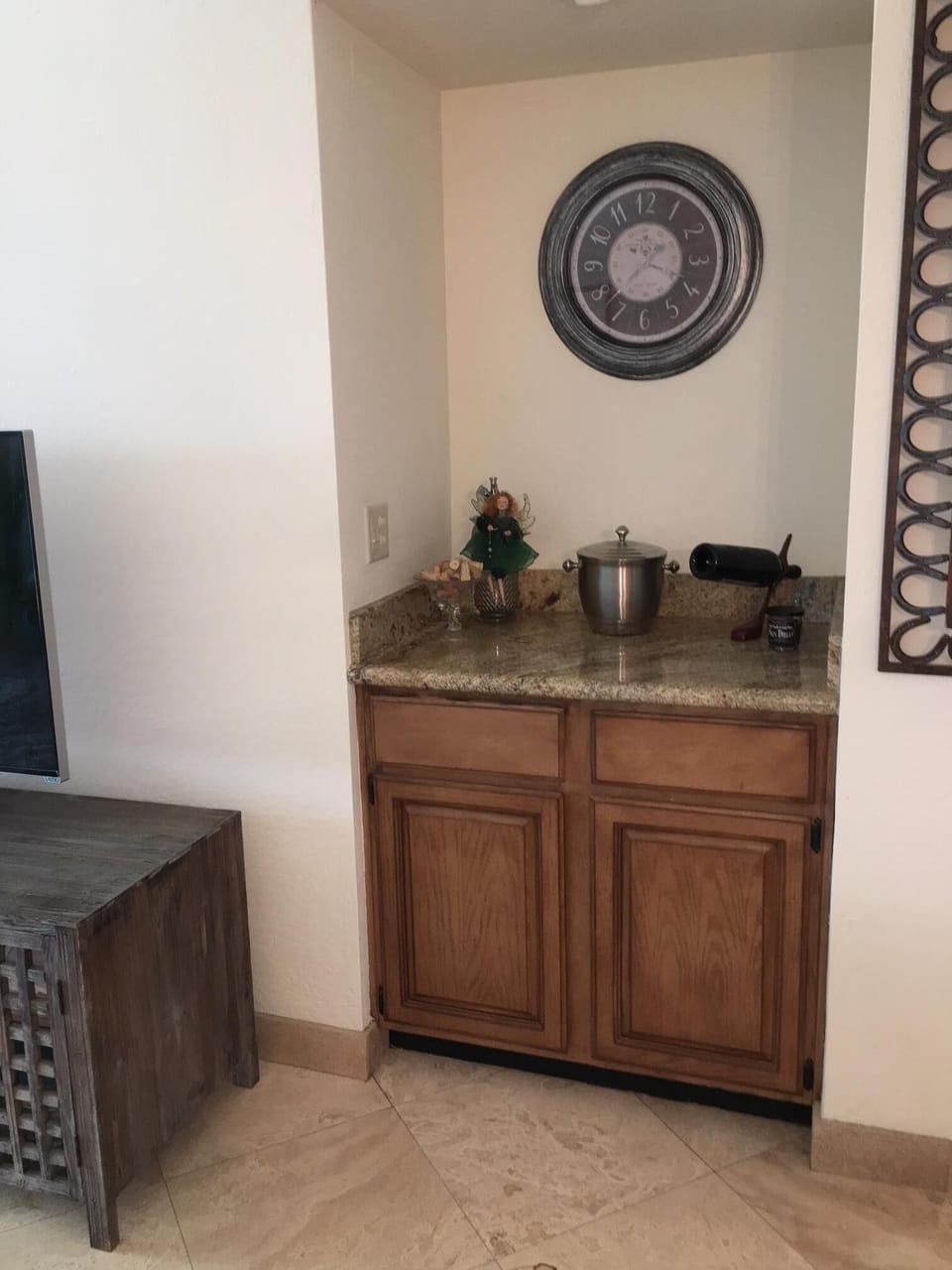 Living room bar niche. 