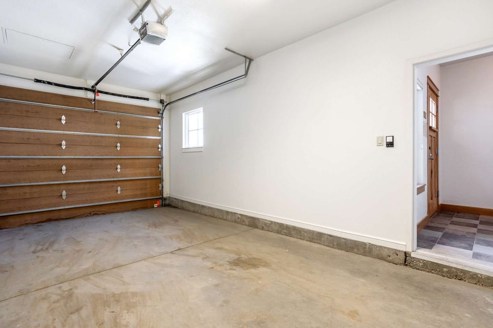 Very Convenient 1-Car Garage