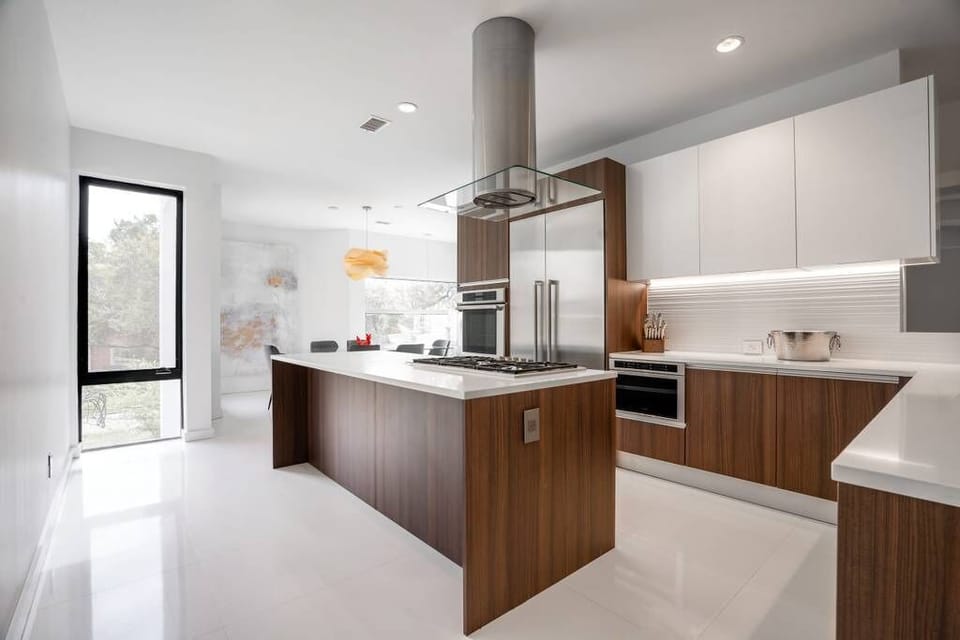 Fabulous kitchen with top line appliances