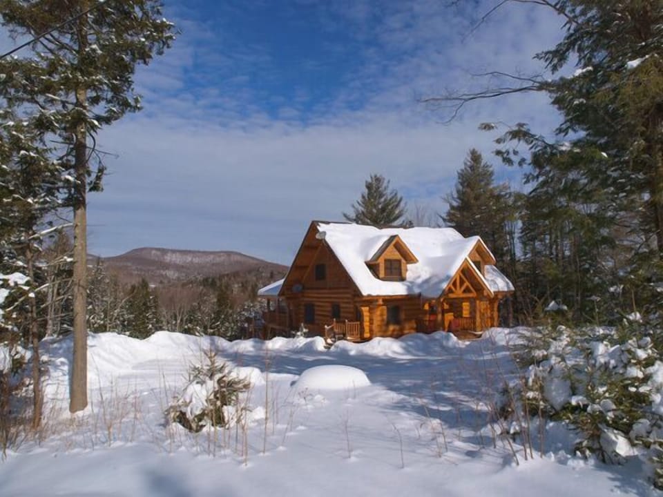 Beautiful home in quiet setting close to Stowe village - 15 minutes to slopes.