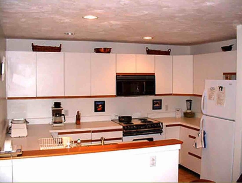 Large kitchen with all of the supplied including lobster pot!