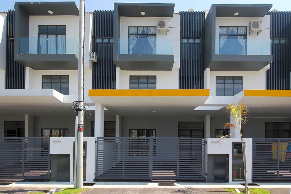 3 storey, 6 Bedroom 6 Bathroom