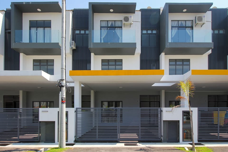 3 Storey, 6 Bedrooms, 6 Bathrooms
