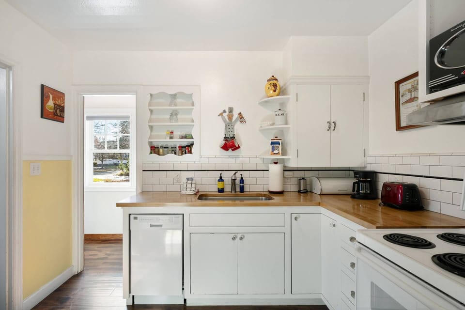 "Very comfortable to stay in for multiple nights, close to everything in downtown Bend and had a full kitchen which we very much appreciated" -Valerie