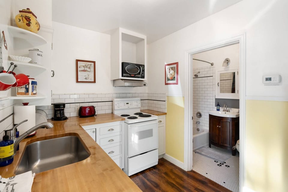 "Fully stocked kitchen. Comfortable plush queen bed. Can walk to downtown a few blocks away. Across the street from Drake Park" - Doug