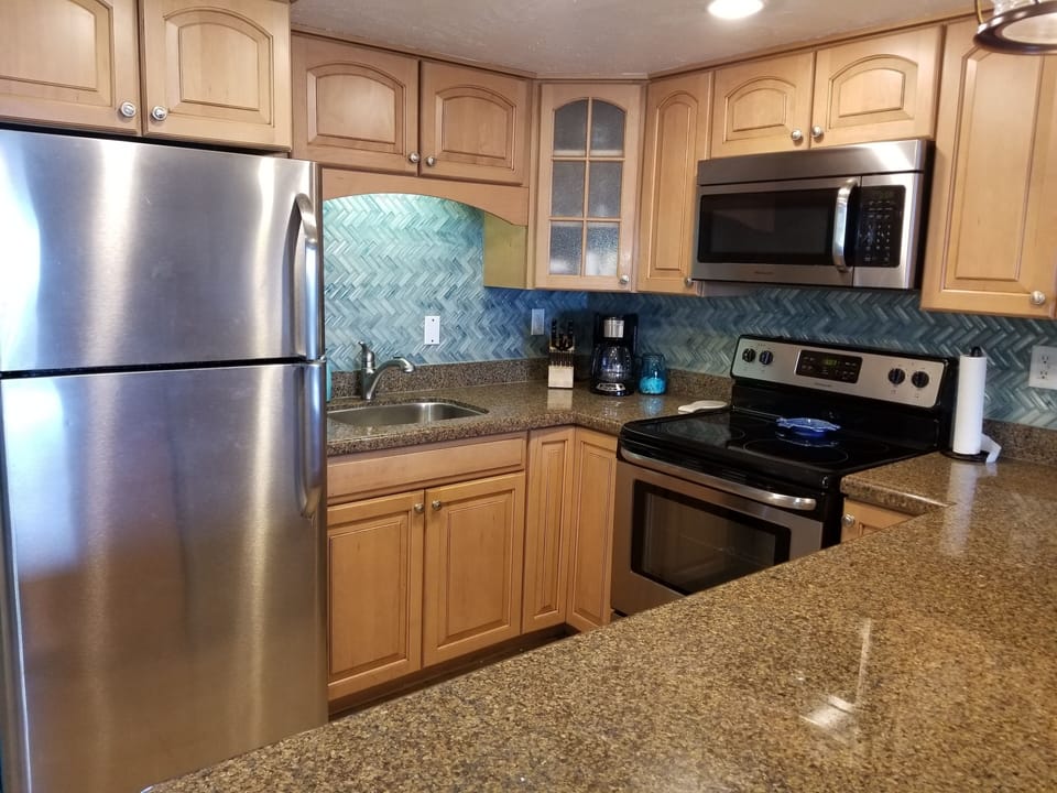 Updated kitchen with all your cooking conveniences 