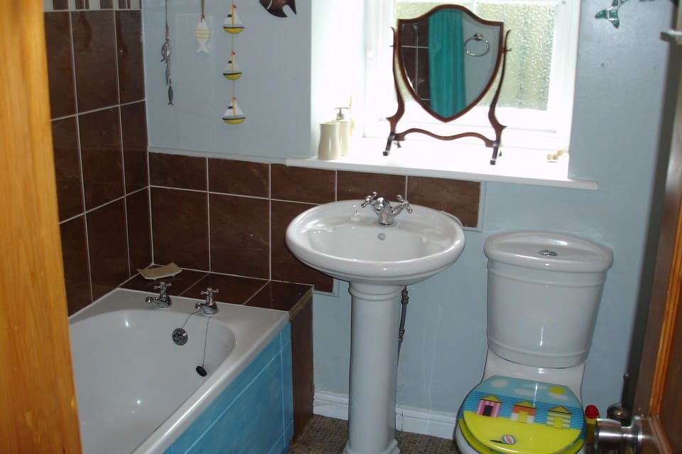 Family Bathroom (elec shower over bath) 