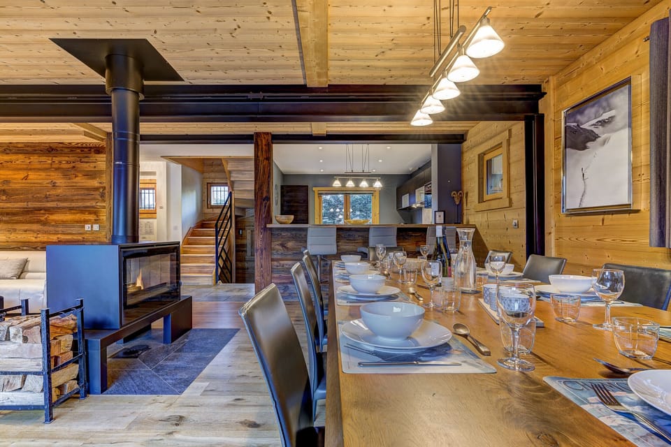 Aspect towards breakfast bar and kitchen