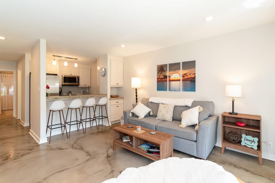 "The unit is nicely decorated and equipped. - Paula B."